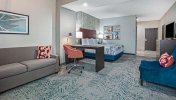 La Quinta Inn & Suites by Wyndham DFW West-Glade Parks